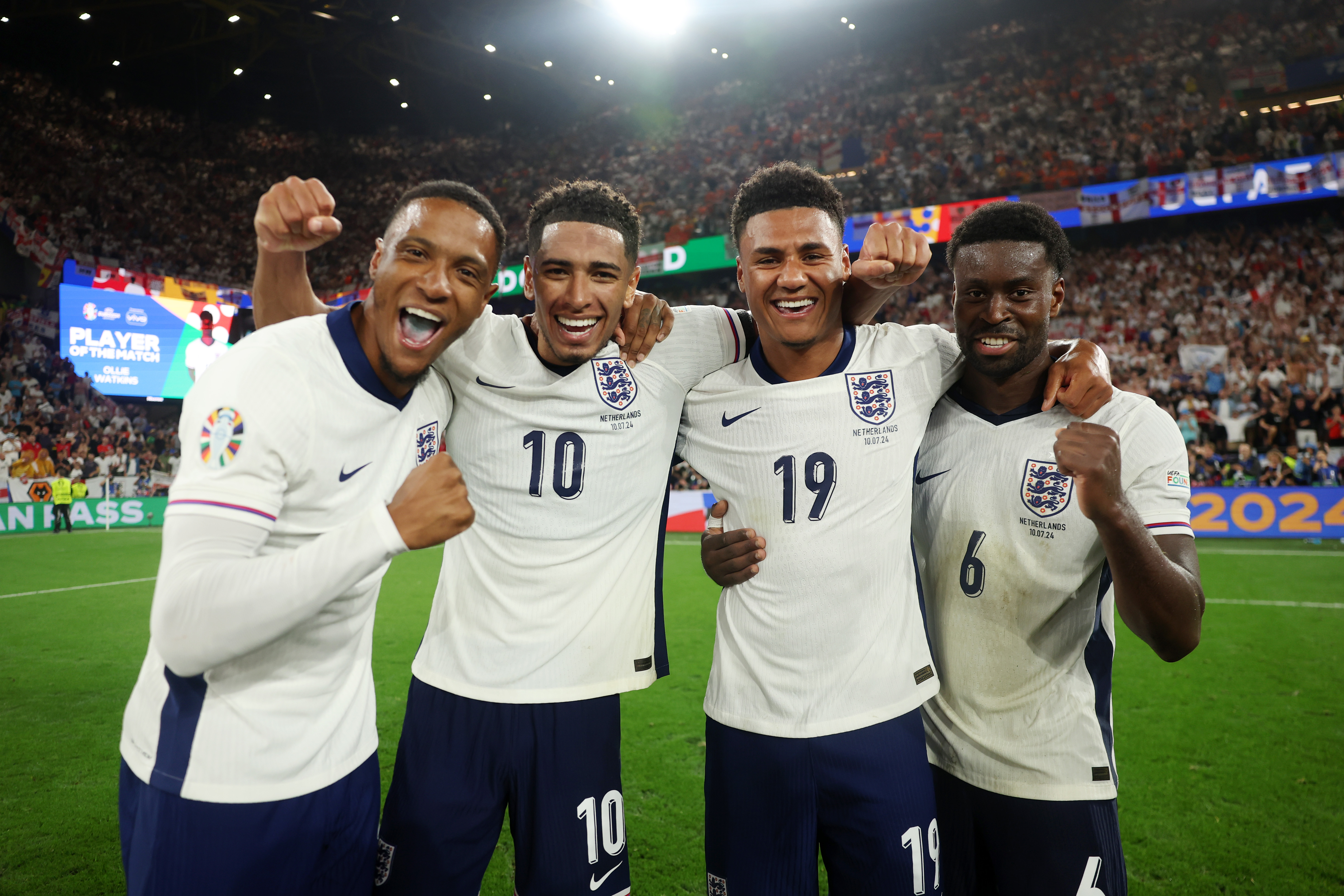 Ezri Konsa, Jude Bellingham, Ollie Watkins et Marc Guehi célèbrent la victoire contre les Pays-Bas, laissant l'Angleterre avec seulement l'Espagne à venir