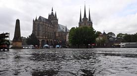 Lors de fortes pluies, l'eau coule sur la place de la cathédrale, devant la cathédrale Sainte-Marie et l'église Severi.