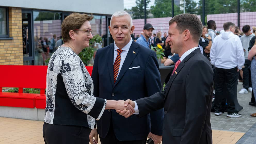 Klara Geywitz, ministre fédérale du logement, de l'urbanisme et de la construction, le président du syndicat Dirk Zingler et Lutz Munack, directeur général du football féminin, de la jeunesse et du football amateur (de gauche à droite)