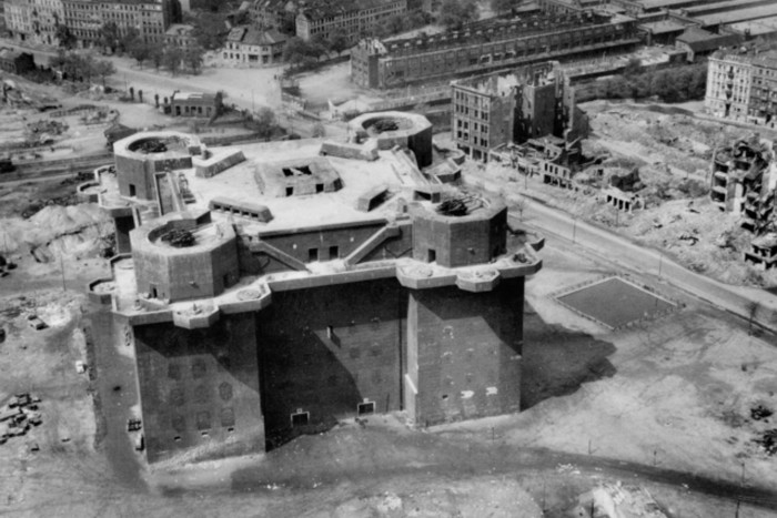 Vue aérienne d'un immense bunker en béton datant de la guerre