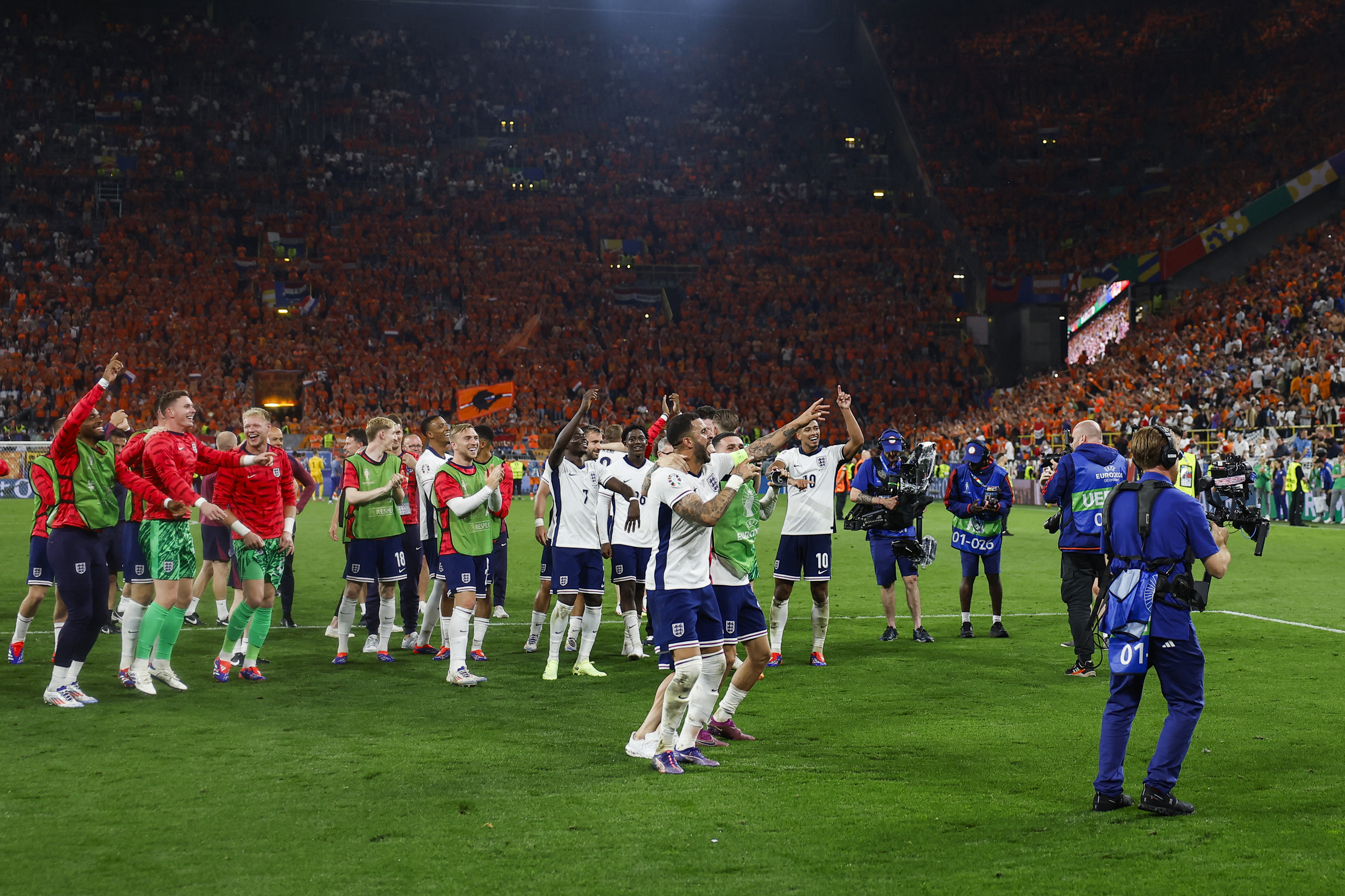 Les joueurs anglais saluent la foule à la fin du match de demi-finale contre les Pays-Bas le 10 juillet