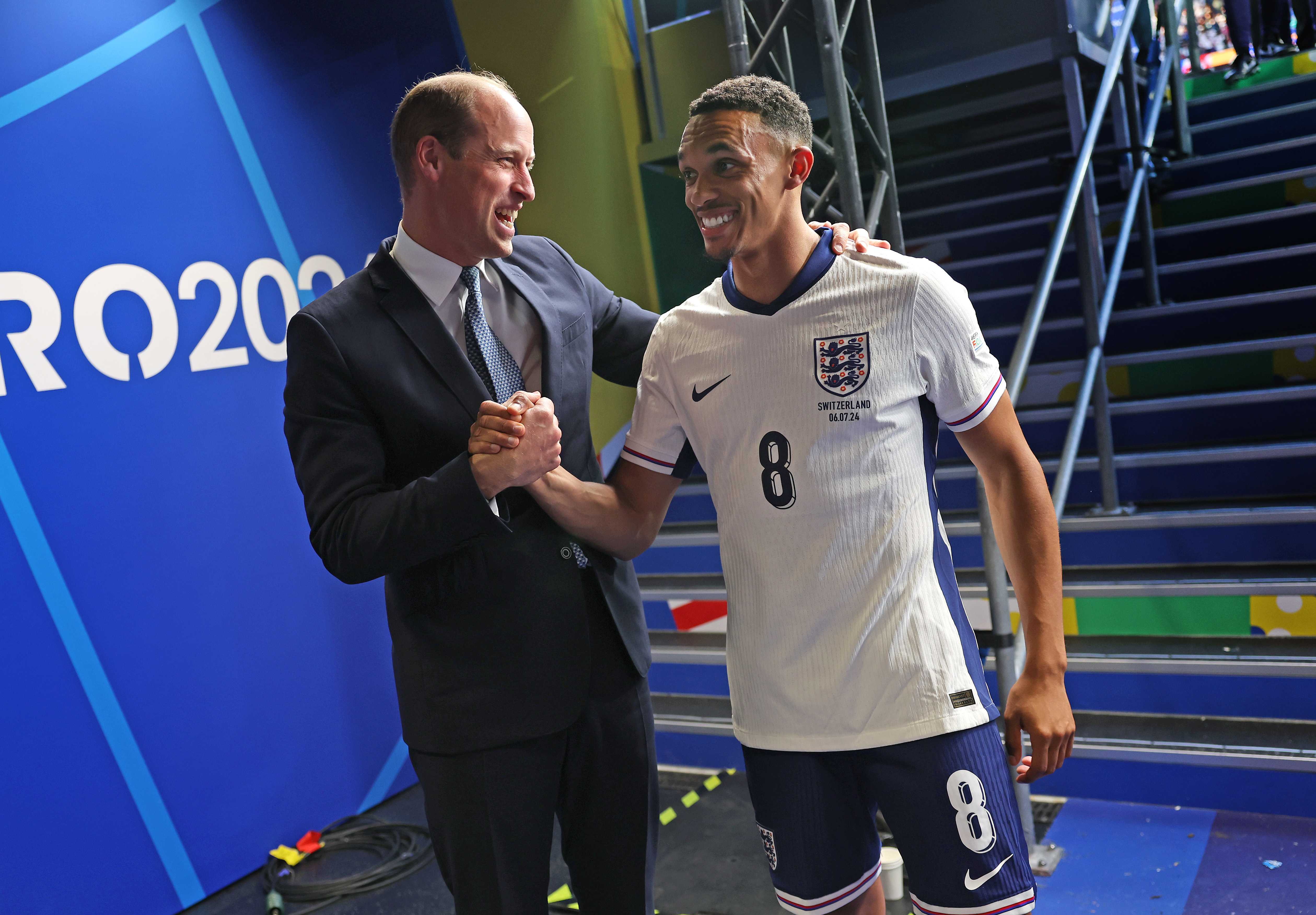 Le prince William félicite Trent Alexander-Arnold après sa victoire aux tirs au but contre la Suisse le 6 juillet