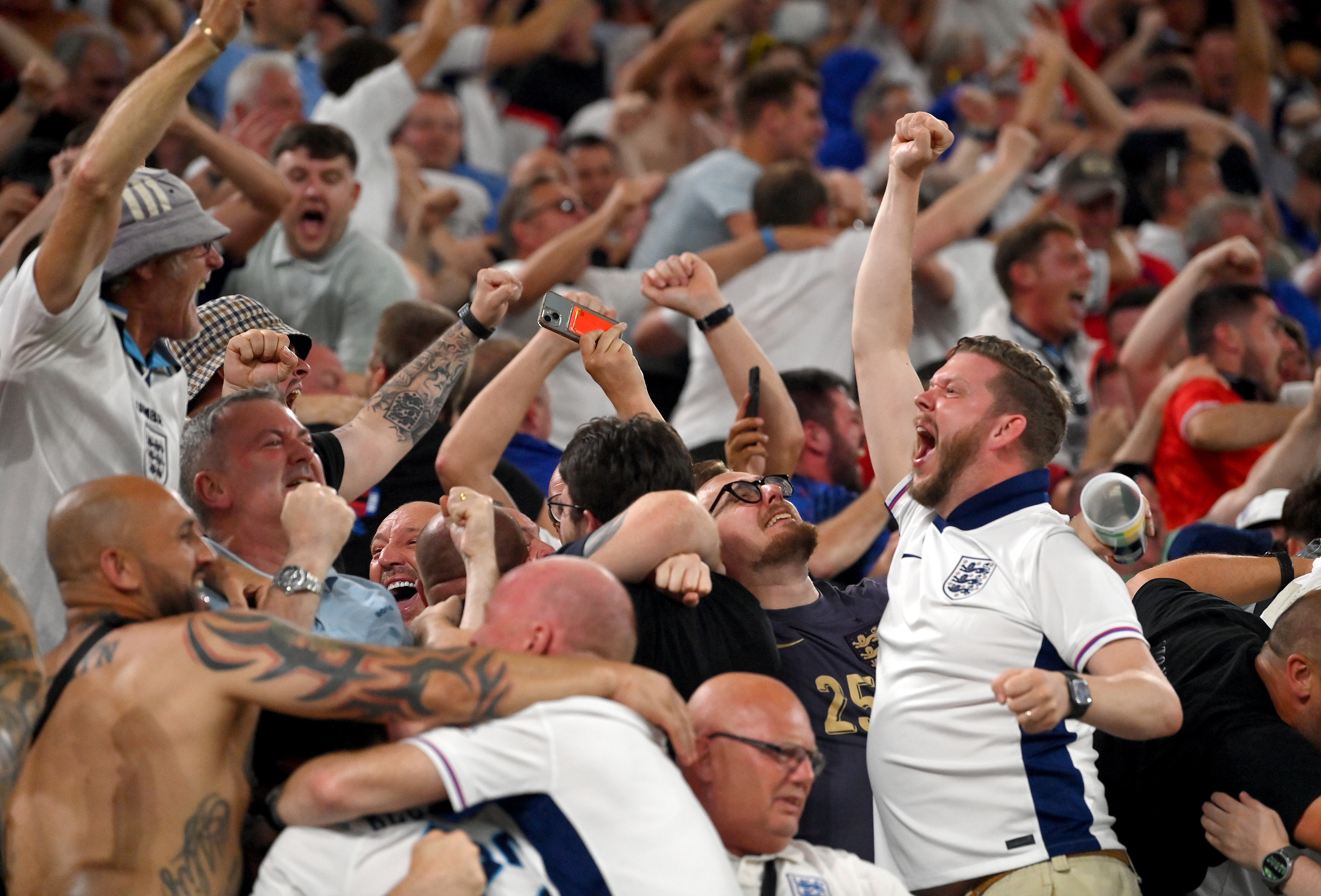 Les supporters anglais célèbrent le deuxième but de leur équipe marqué par Ollie Watkins lors de la demi-finale de l'UEFA EURO 2024 contre les Pays-Bas