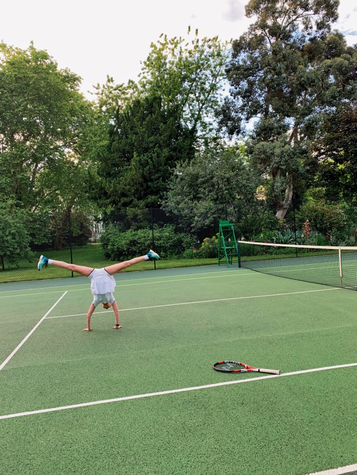 La fille de l'auteur sur le court du jardin privé de Ladbroke Square, Notting Hill