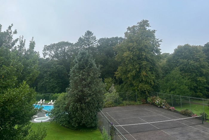 Le court de tennis et la piscine de Ballymaloe