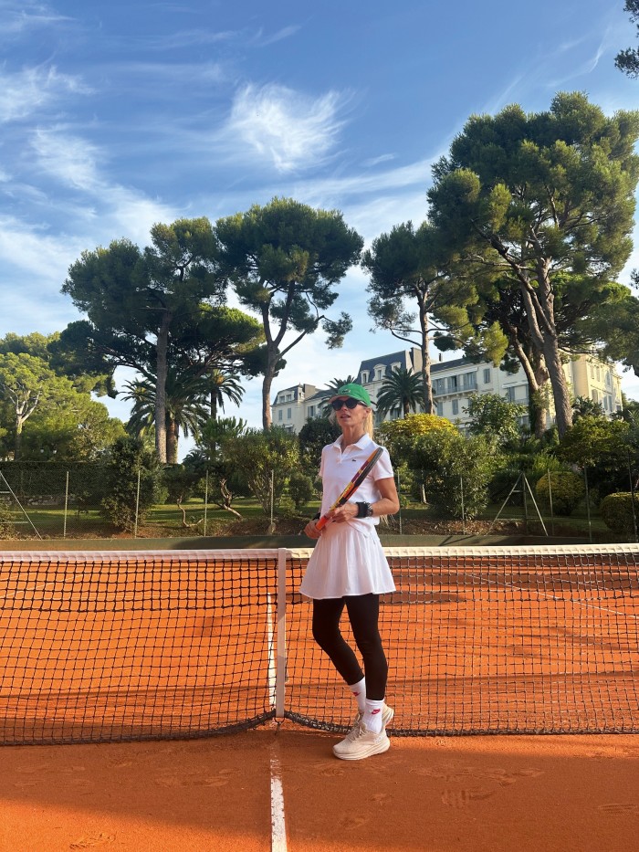 L'auteur sur la terre battue de l'Hôtel du Cap-Eden-Roc, à Antibes