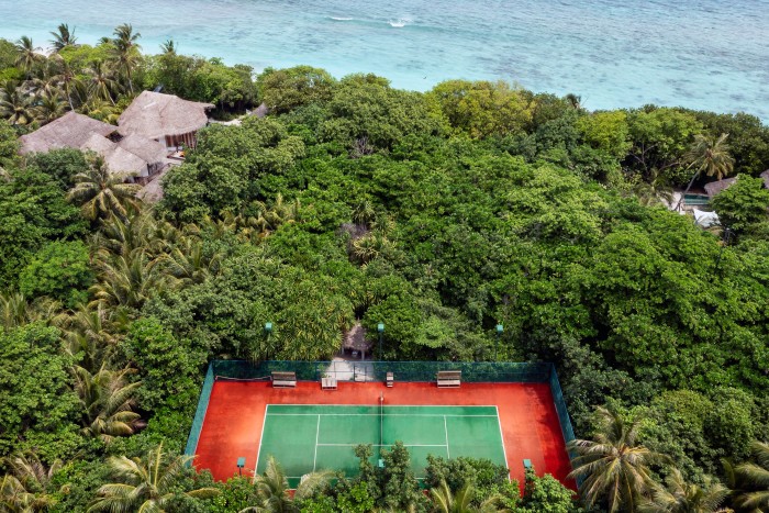 Un terrain entouré de jungle à Soneva Fushi