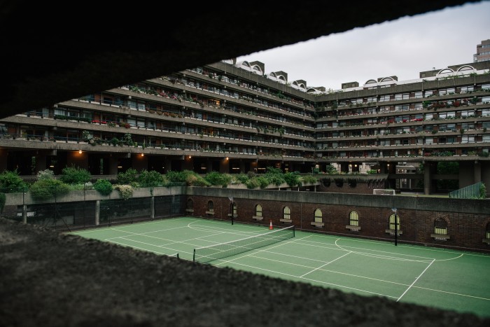 Vue sur le court de tennis depuis une passerelle du Barbican