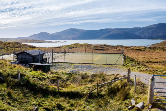 Le court de tennis de Bunabhainneadar surplombe le Loch Tarbert dans les Hébrides extérieures