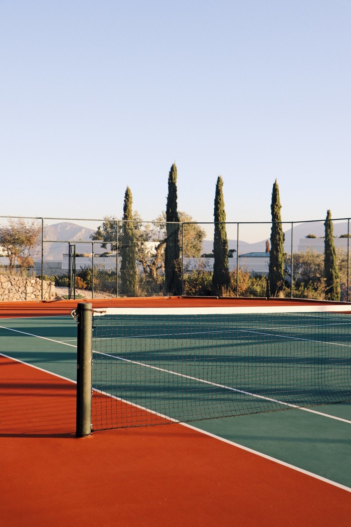 Amanzoe dans le Péloponnèse a un partenariat avec LUX Tennis Academy