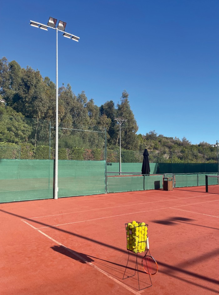 L'un des deux courts de tennis de la Finca Cortesin