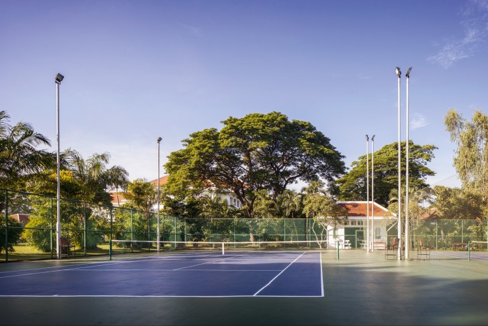 Le parc de tennis du Raffles Grand Hotel d'Angkor