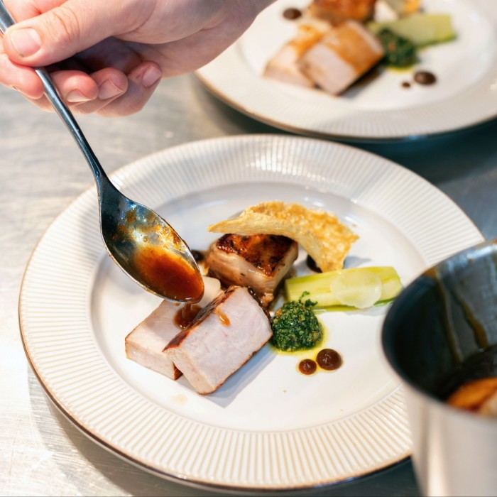 Osso bucco mijoté, dauphinoise rarebit et légumes verts assaisonnés au centre de développement alimentaire de Tesco