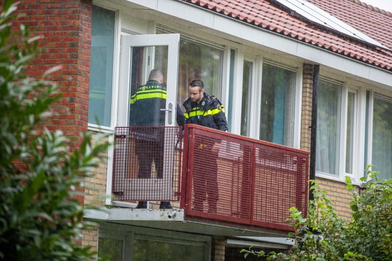 La police enquête dans la maison de la Burgemeester Freijterslaan à Roosendaal (photo : Christian Traets/SQ Vision).