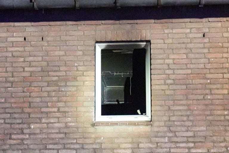 L'incendie a fait rage dans la salle de bains de la maison située Wethouder Ebbenlaan à Helmond (photo : Harrie Grijseels/SQ Vision).