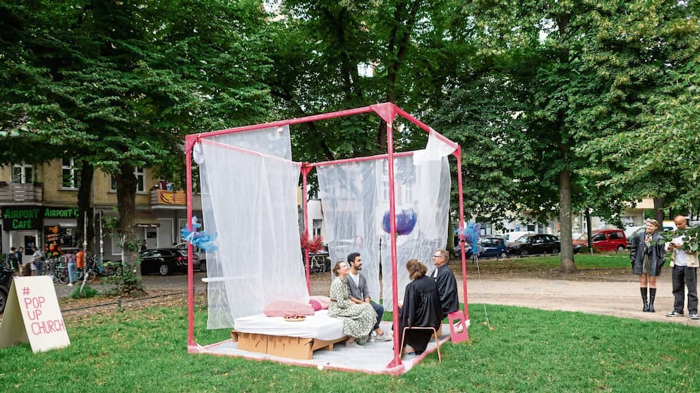 Hassan (34 ans) et Hanna (33 ans) ont célébré leur cérémonie sur un lit. « Au début, nous avions peur que ce soit un peu stressant avec tout le monde ici.  Mais c'était tout simplement magnifique.