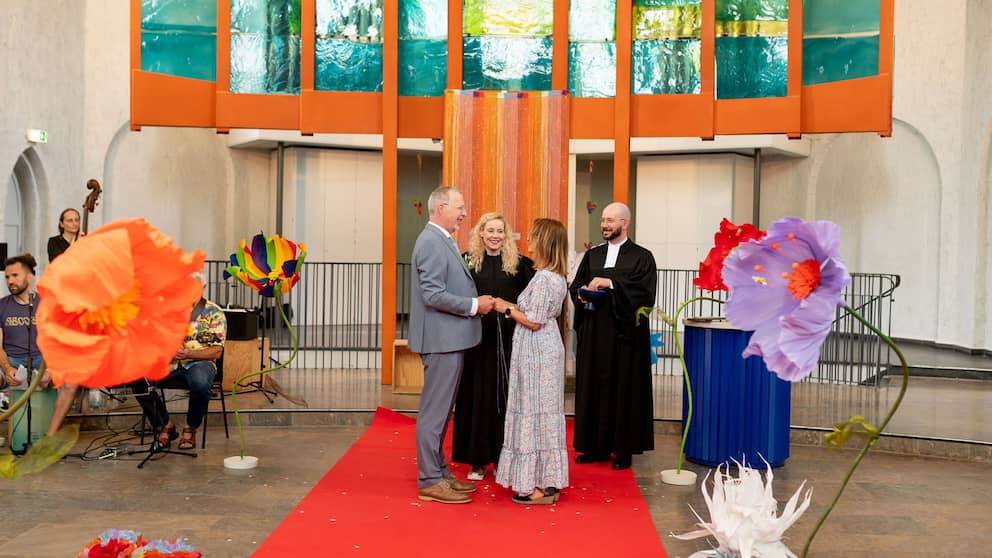 Ute (62 ans) et Jörg (58 ans) Prengemann : « Nous sommes mariés depuis 25 ans, mais nous voulions quand même être bénis par l'Église.  Puis Corona est arrivée et après cela, nous n'avons pas pu arriver à temps.  Aujourd’hui était le jour idéal pour cela – et la manière dont les choses se déroulent ici nous convient également."