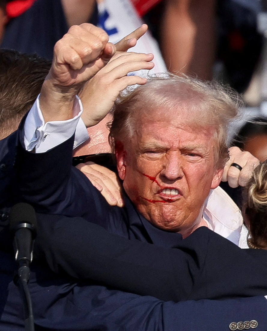 Trump a affiché un visage de défi pour ses partisans lors du rassemblement après avoir été blessé par une balle