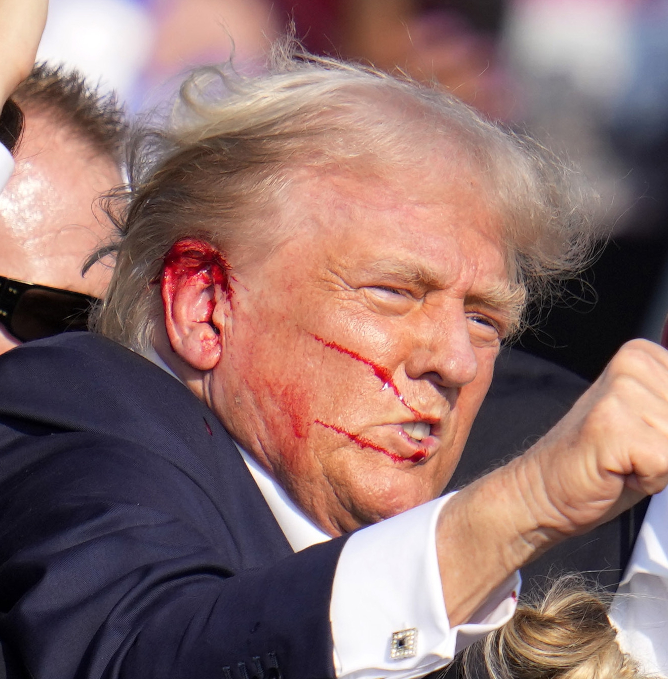 Trump a été vu avec du sang coulant d'une blessure apparente à l'oreille