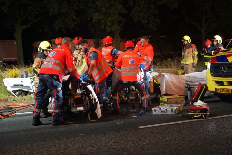 En raison de la gravité de la situation, plusieurs services d'urgence se sont rendus sur l'A58 près de Molenschot (photo : Jeroen Stuve/SQ Vision).