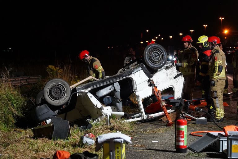 Après la collision, la voiture a heurté le garde-corps par derrière et s'est renversée (photo : Jeroen Stuve/SQ Vision).