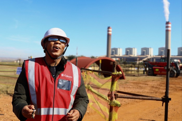 Le ministre sud-africain de l'électricité, Kgosientso Ramokgopa, inspecte une centrale électrique dans la province de Mpumalanga