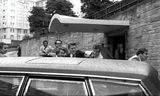 Le président Ronald Reagan est poussé dans la limousine présidentielle par des officiers après avoir été abattu à l'hôtel Hilton de Washington le 30 mars 1981. 