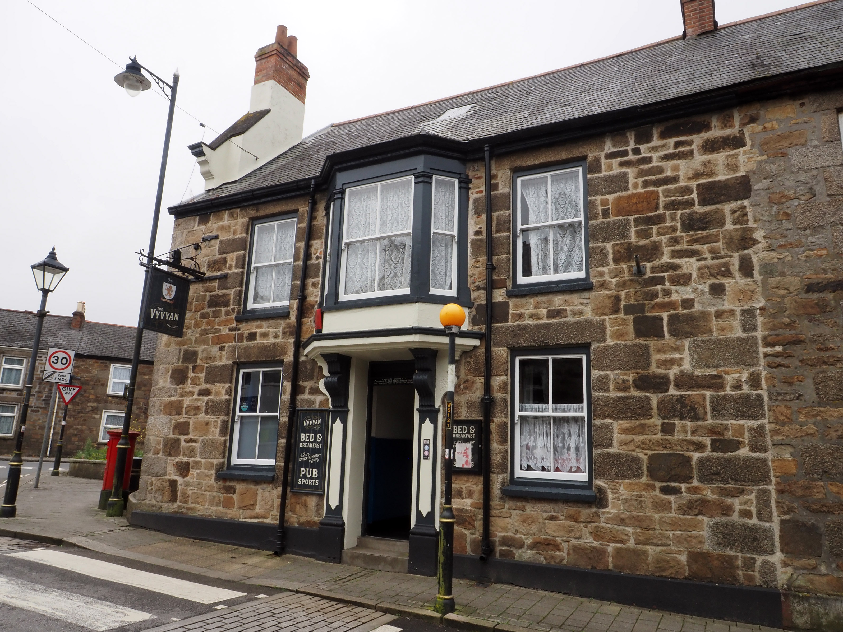 Les clients réservent des séjours à l'hôtel Vyvyan Arms à Camborne, en Cornouailles, juste pour voir Frosty