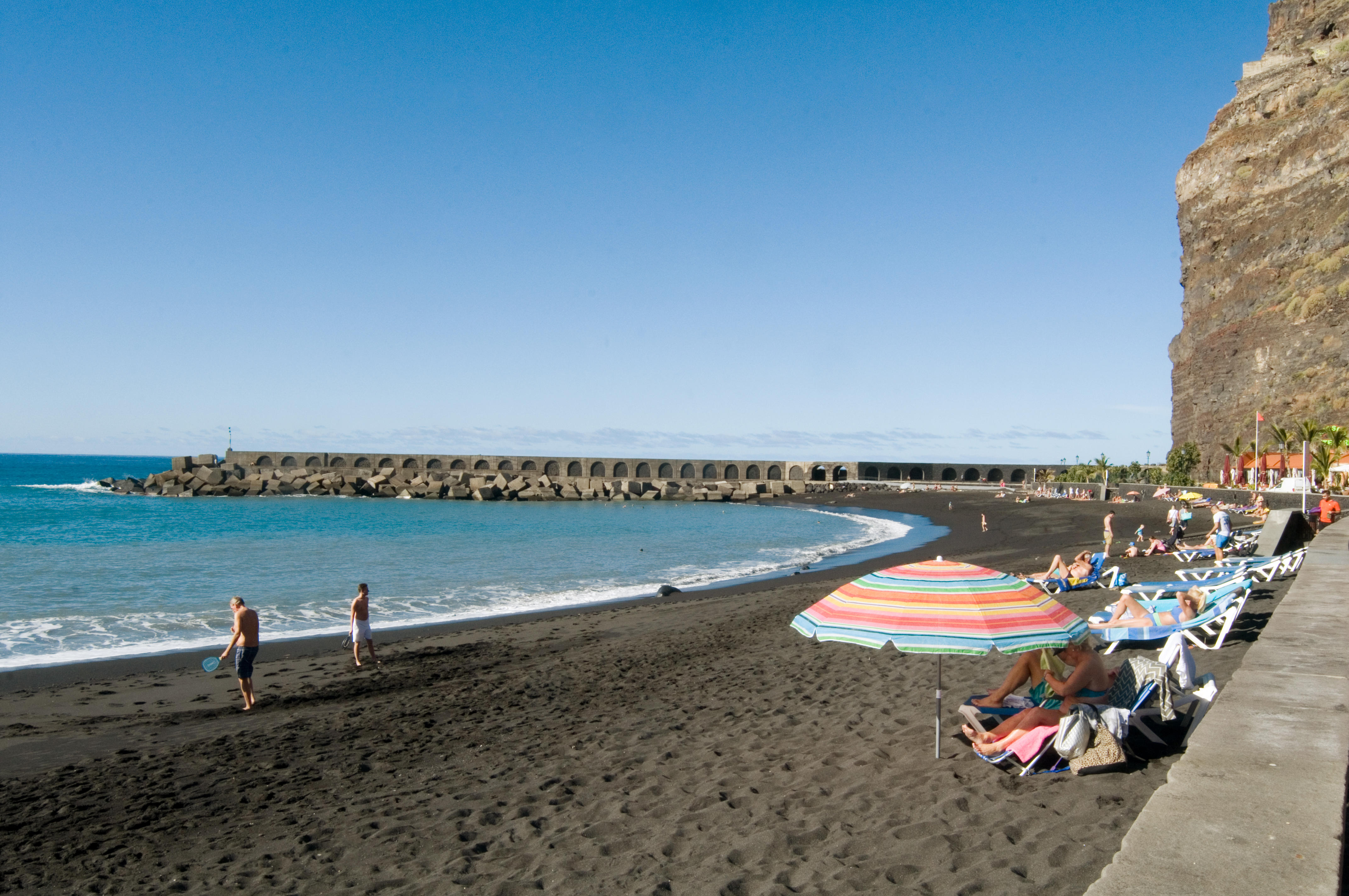 Les plages de sable noir offrent une expérience différente