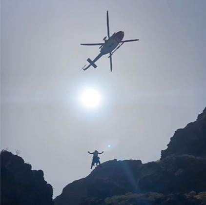 Au moment où les secouristes effectuent un transport aérien par hélicoptère dans la zone où un corps a été retrouvé lors de la recherche de Jay