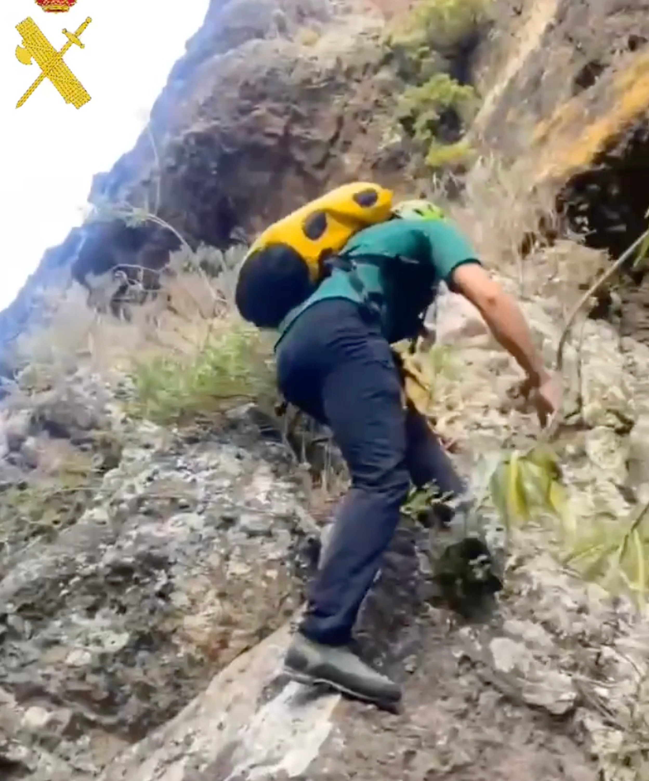 Les sauveteurs ont été vus en train de fouiller les parois rocheuses alors qu'ils faisaient face à un terrain « dangereux »