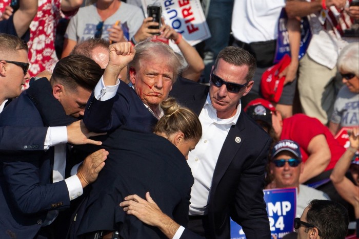 Donald Trump, le visage ensanglanté et entouré d'agents des services secrets après une tentative d'assassinat en Pennsylvanie samedi