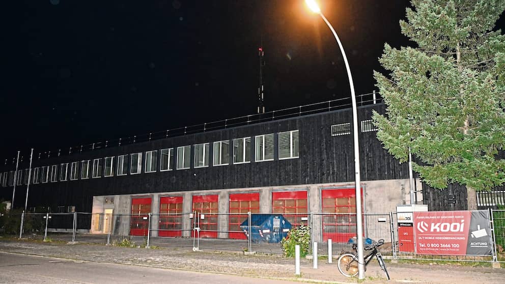 La caserne de pompiers de Charlottenburg-Nord est actuellement en cours de rénovation et a déménagé à l'aéroport de Tegel ; le centre de situation, le centre d'appel d'urgence et les ateliers sont toujours sur place<br /> » loading= »lazy »  class= »img-4857404 img-fluid w-100 size-xl d-inline-block bg-fallback »/><figcaption class=