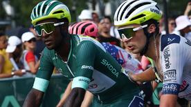 Un équipier accompagne Biniam Girmay à l'arrivée de la 16ème étape du Tour de France