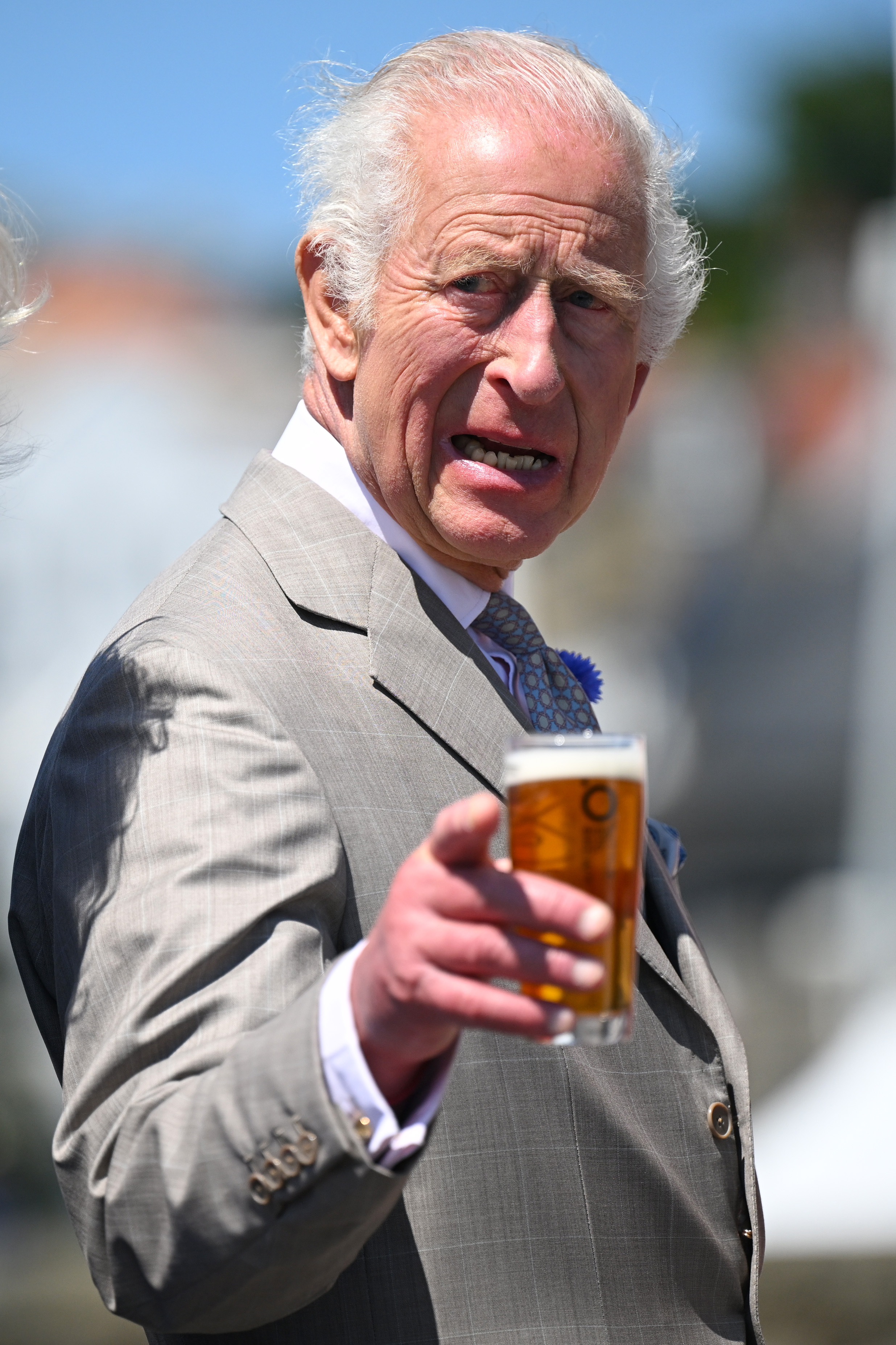 Le roi tenant un verre de bière Charles brassée pour le couronnement
