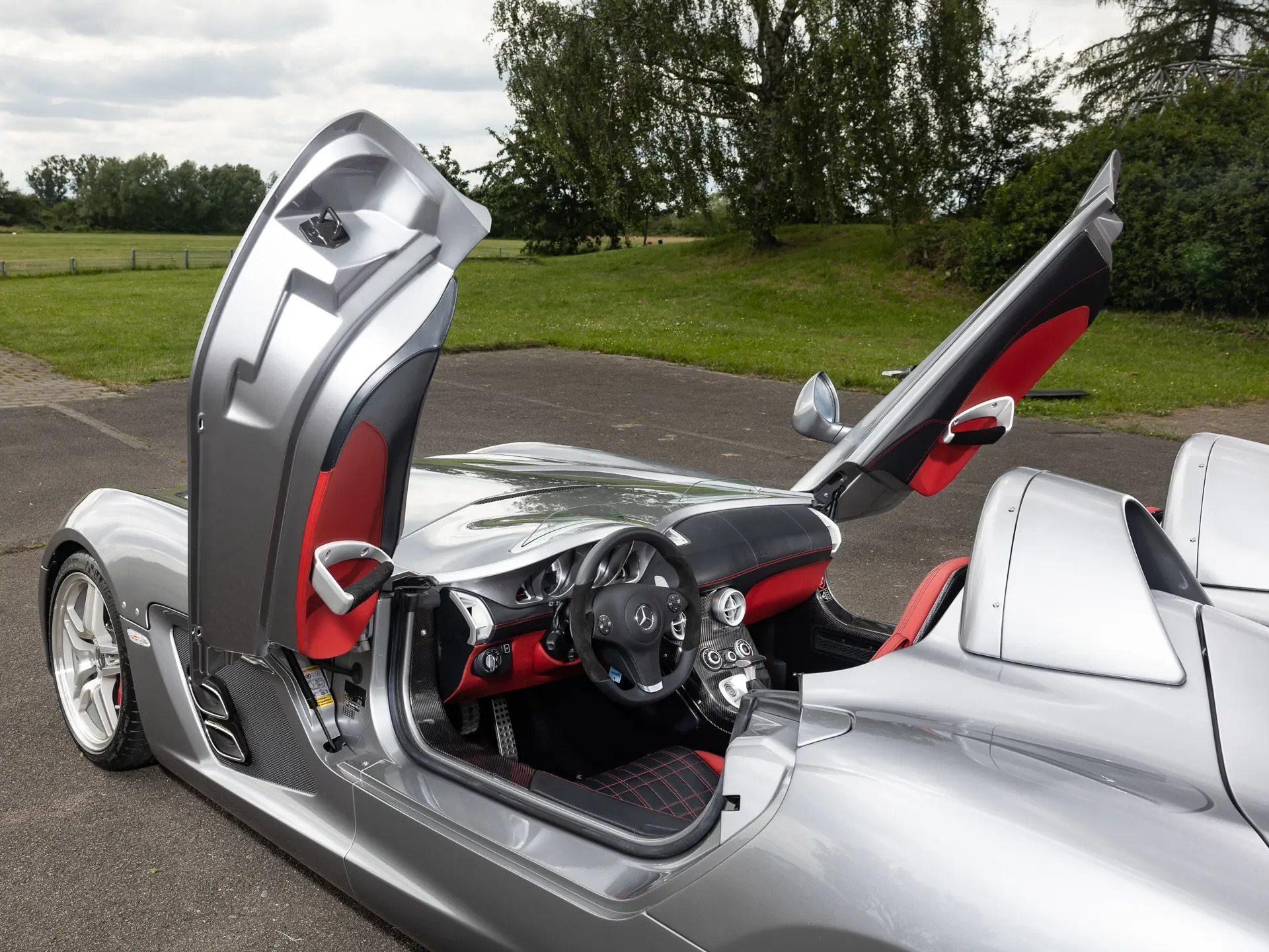 Les portes papillon s'ouvrent sur la variante la plus rare et finale de la Mercedes-Benz SLR McLaren