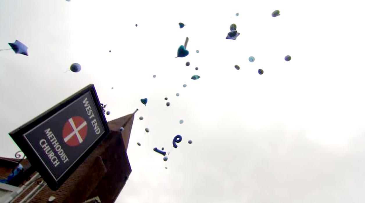 Des ballons bleus ont été lâchés en l'honneur du tragique jeune homme de 19 ans