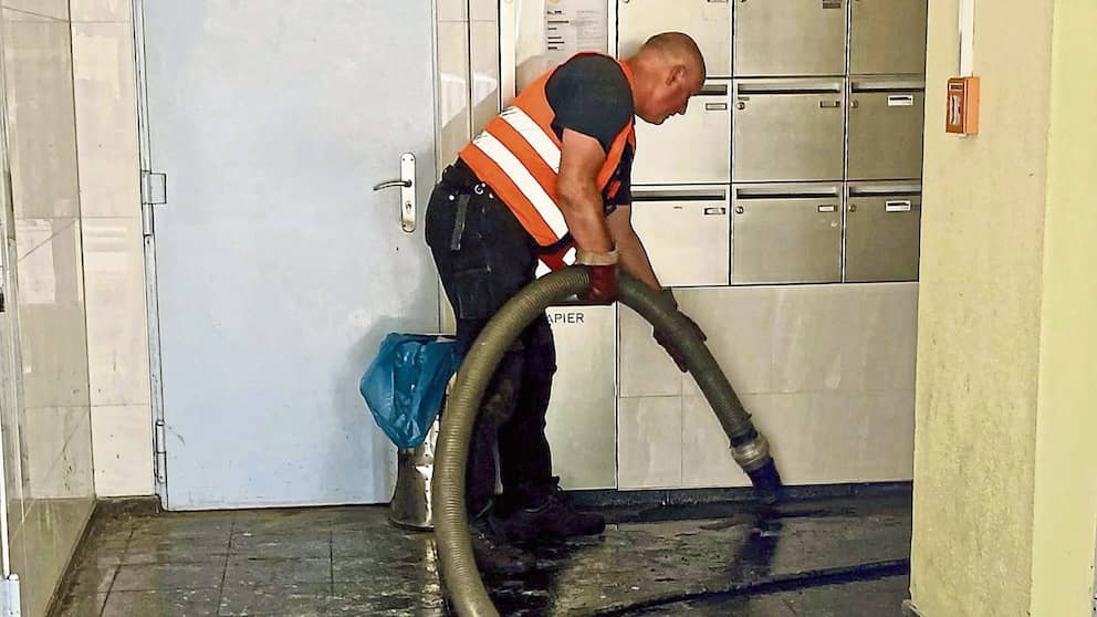 Un technicien pompe les eaux usées dans l'entrée mardi 