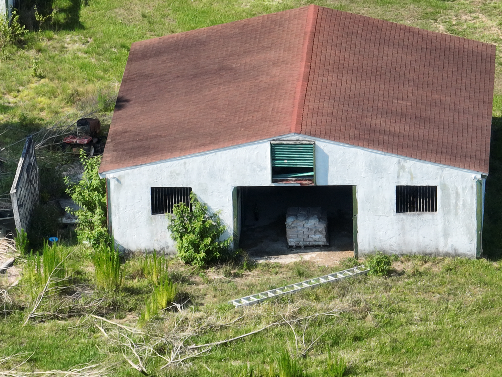 Un bâtiment vide recouvre le domaine