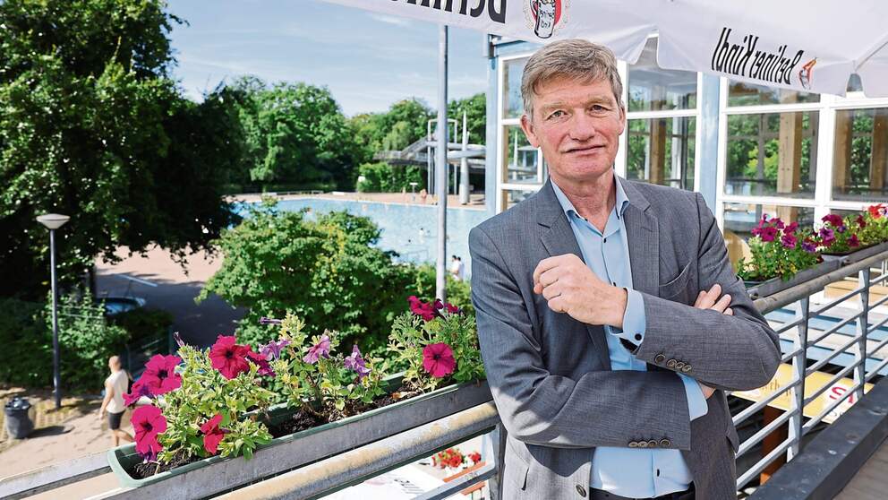 Le président du conseil d'administration de la Berliner Bäder-Betriebe, Dr.  Johannes Kleinsorg (62 ans) est satisfait de sa saison dans les piscines extérieures