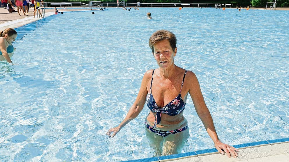 Anita Steinhauser (65 ans) : « Je me sens très en sécurité ici, dans la piscine d'été de Neukölln.  Il y a beaucoup de personnel autour, ce qui vous donne une bonne impression.  J'ai également acheté mes billets en ligne, ce qui a très bien fonctionné.  La file d’attente était très courte, le contrôle d’entrée s’est déroulé très rapidement et sans aucun problème”