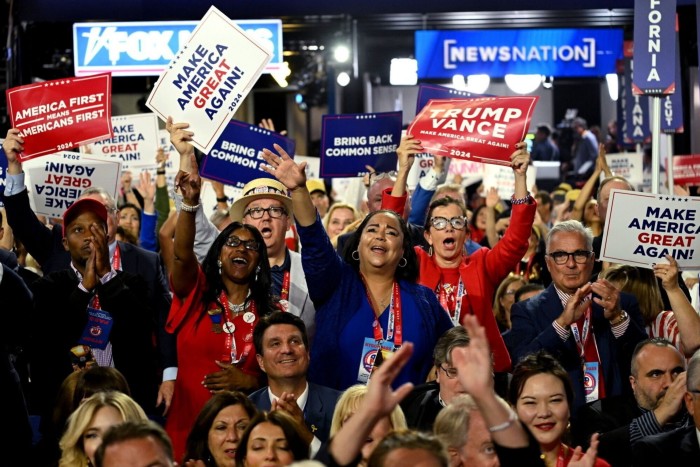 Les délégués applaudissent pendant la Convention nationale républicaine