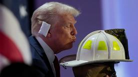 Donald Trump embrasse le casque de pompier de Corey Comperatore lors de la Convention républicaine américaine à Milwaukee.