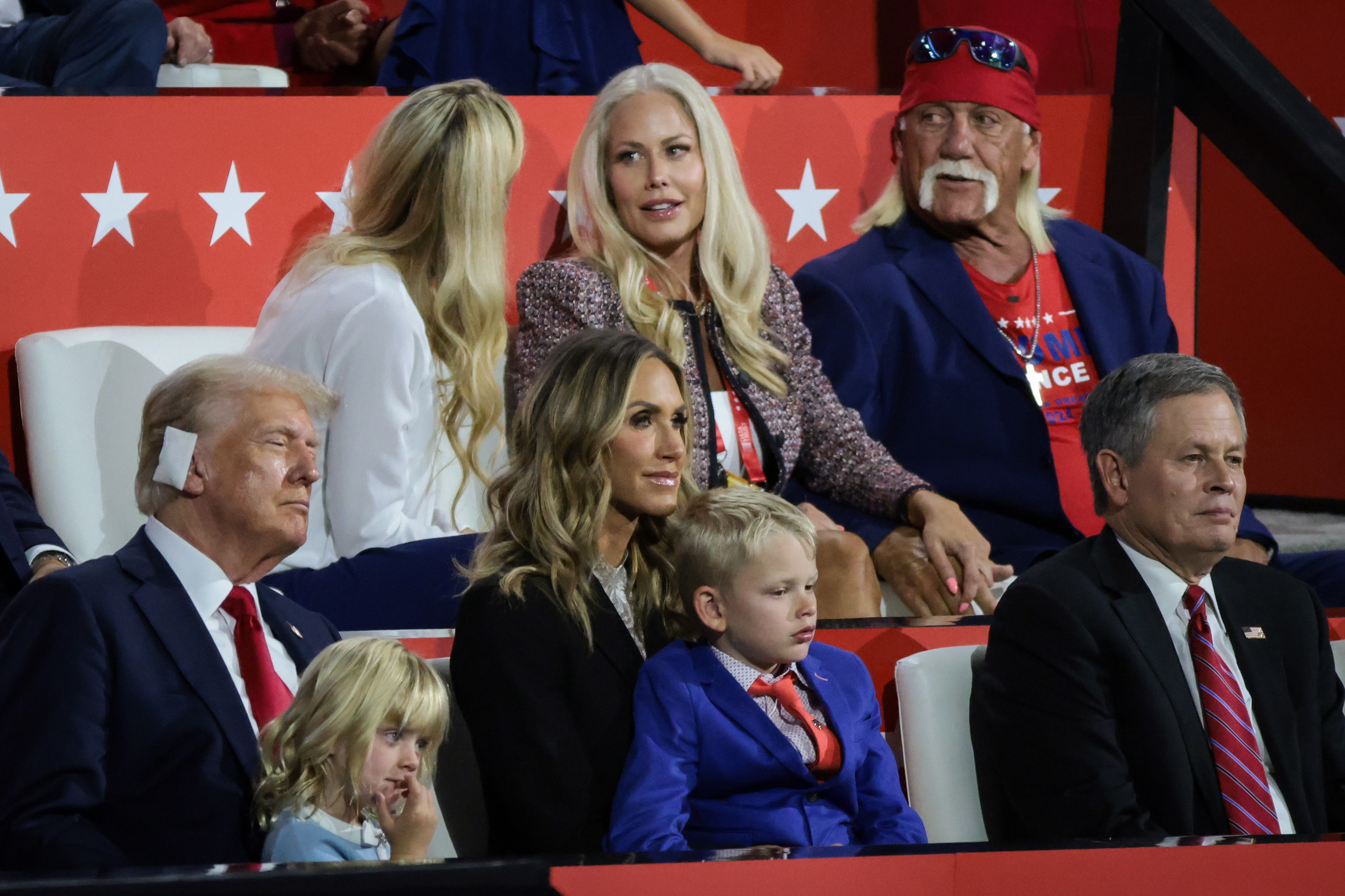 Hogan et sa femme, Sky Daily, assis dans la loge familiale VIP de Trump