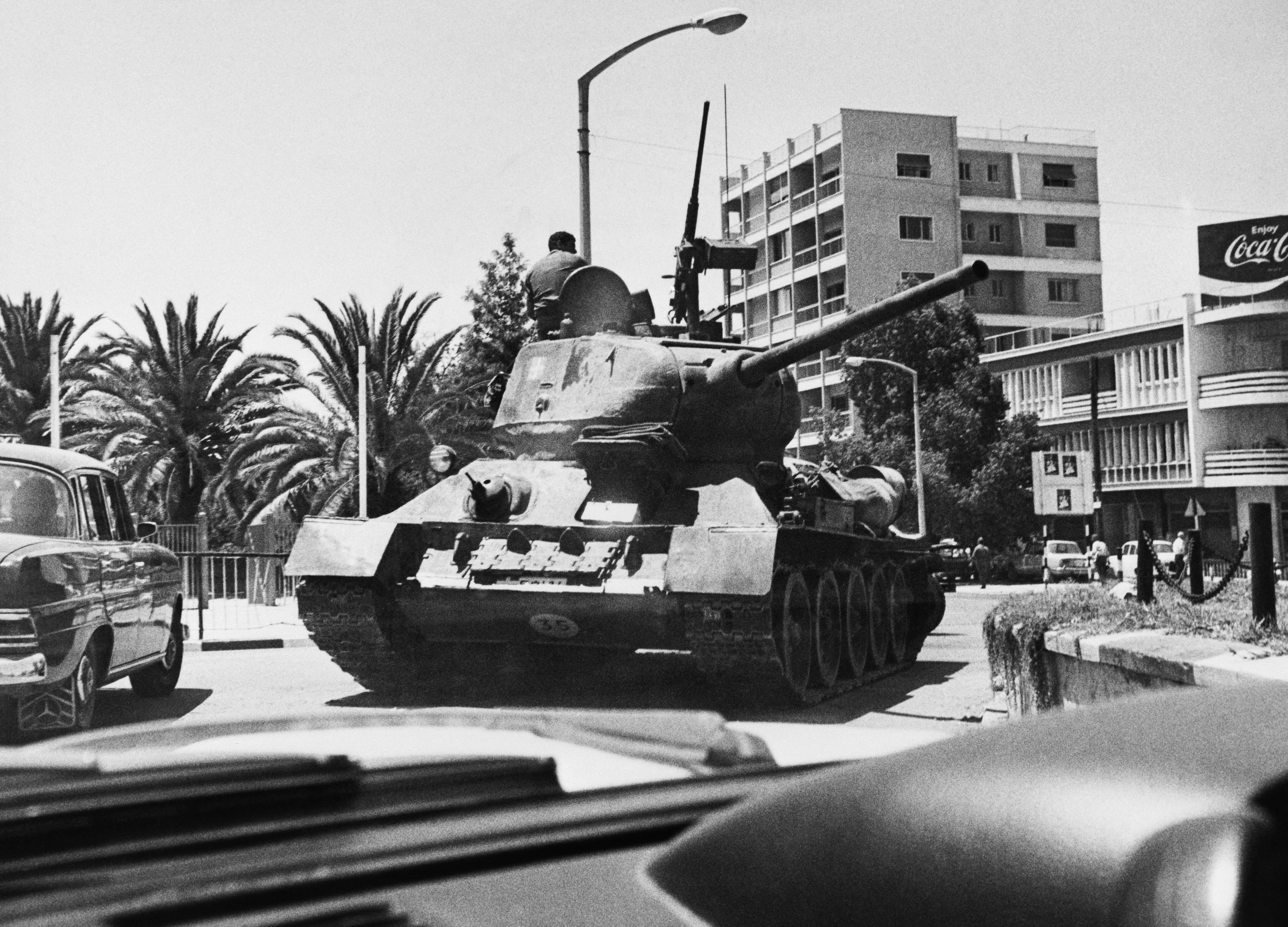 Un char grec manœuvre dans les rues de Nicosie