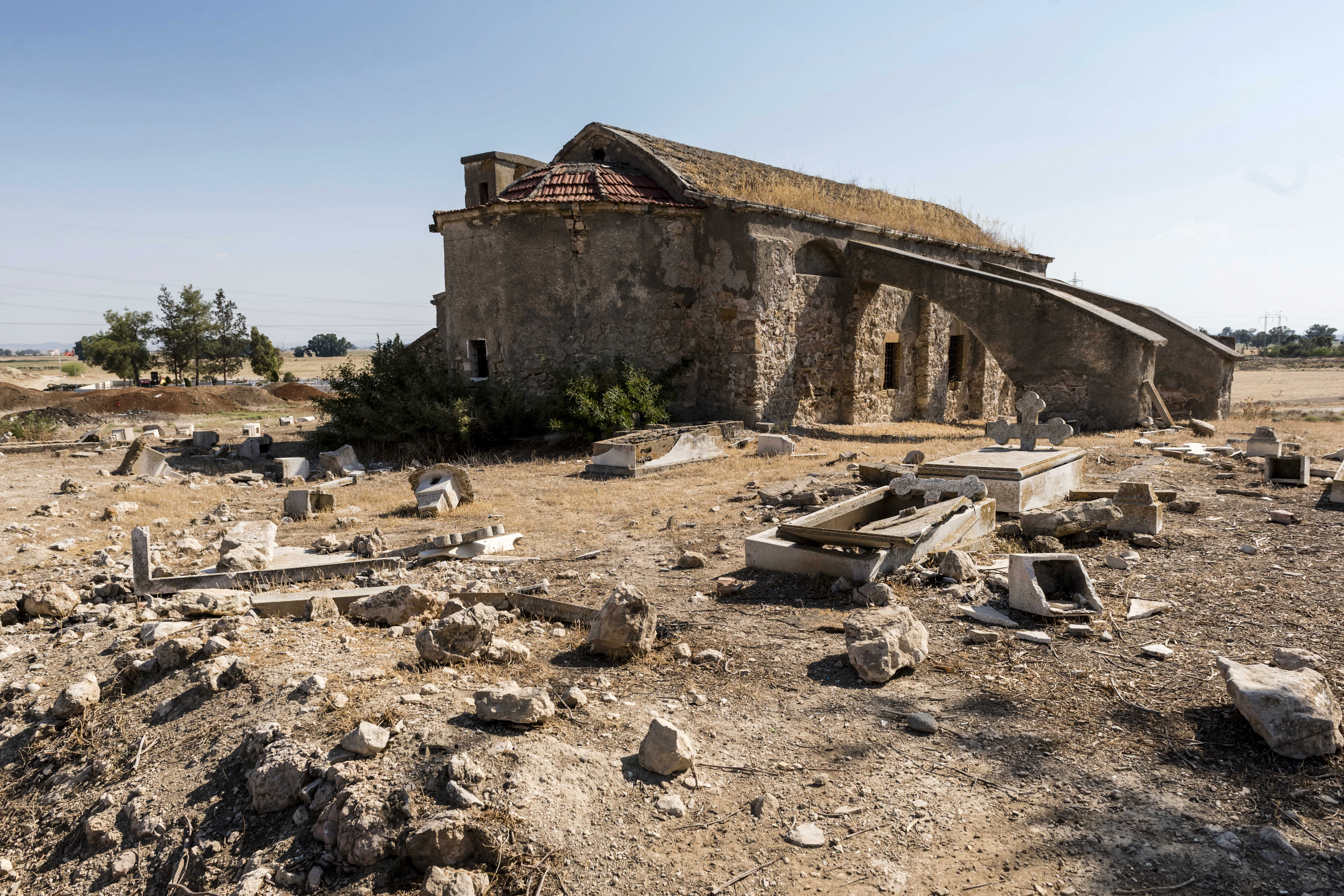 Une église chrétienne orthodoxe abandonnée dans un village grec abandonné à Chypre du Nord