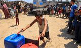 Des réfugiés palestiniens à Deir al-Balah récupèrent de l'eau dans un camion-citerne de l'UNICEF.
