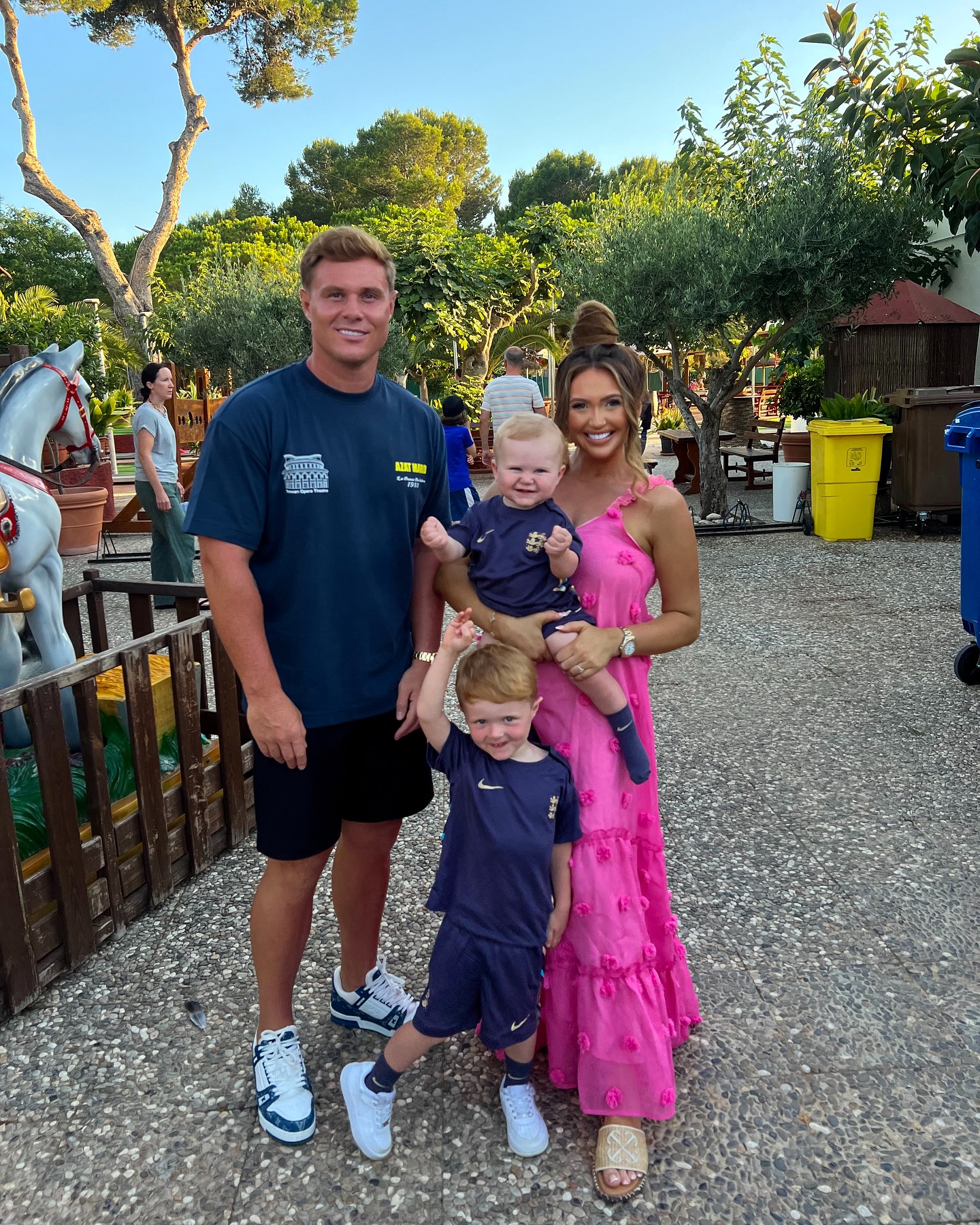 Charlotte et son fiancé Matt avec leurs fils Jude et Noah