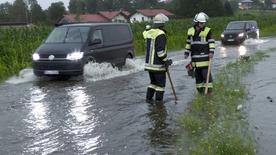 En Haute-Bavière, les pompiers ont dû fermer partiellement les rues.  L'eau atteignait 40 cm de hauteur. 
