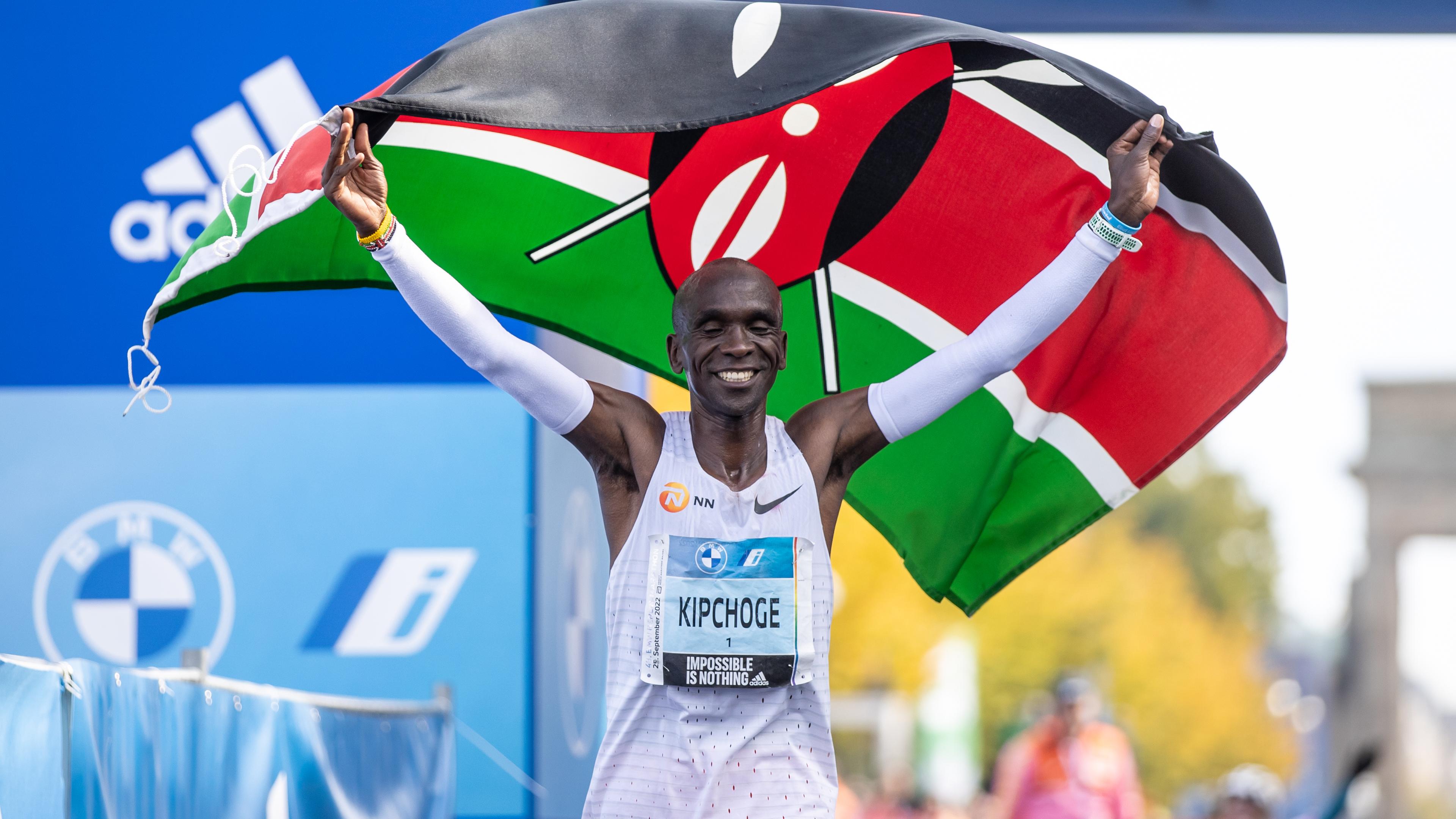 Eliud Kipchoge du Kenya célèbre après avoir franchi en premier la ligne d'arrivée du BMW Marathon de Berlin en 2:01:09 heures, améliorant ainsi son record du monde.